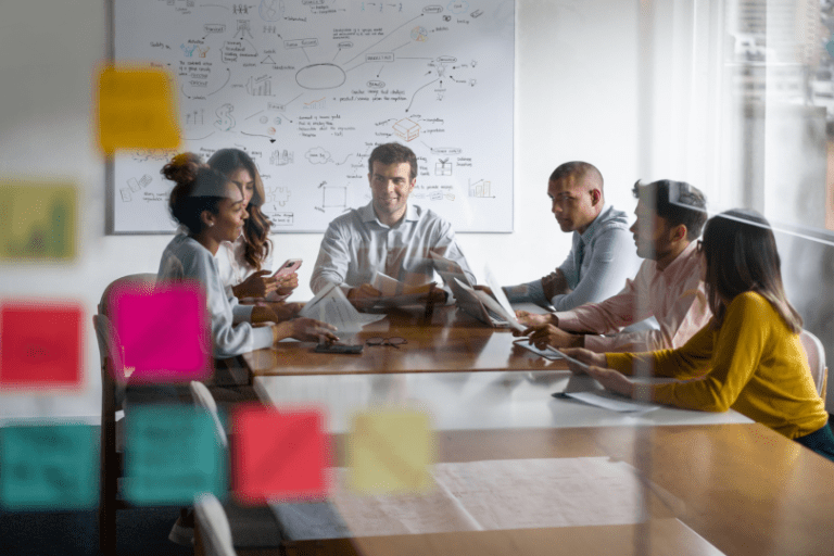 un team di marketing che adotta la metodologia agile
