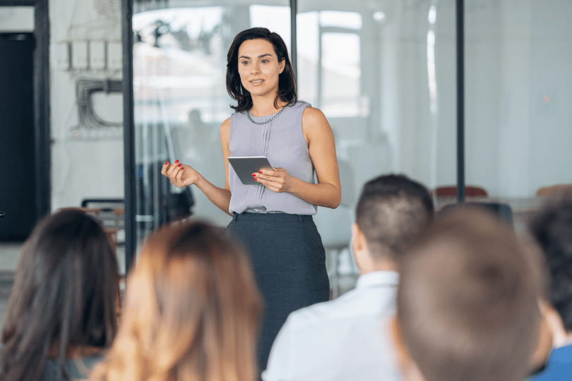 Immagine evocativa della leadership: una donna parla a un pubblico